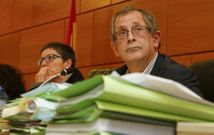 El alcalde no fue capaz de convencer a la oposici�n para que apoyara el pliego. 