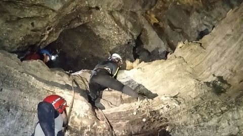 Toma de muestras en la cueva de Manueleche, en Ons