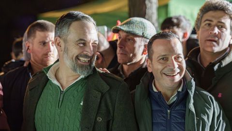 El presidente de Vox, Santiago Abascal, y el candidato del partido a la presidencia de la Junta de Extremadura, �scar Fern�ndez, en un acto de campa�a.