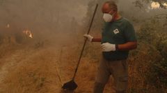 Incendio forestal en Fumaces, en el concello de Ri�s