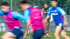 Luis Carri�n, al fondo, durante el entrenamiento del Real Oviedo