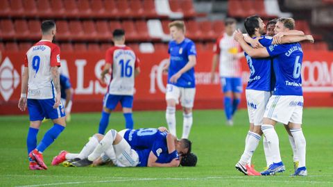 Los jugadores del Oviedo se abrazan al trmino del encuentro