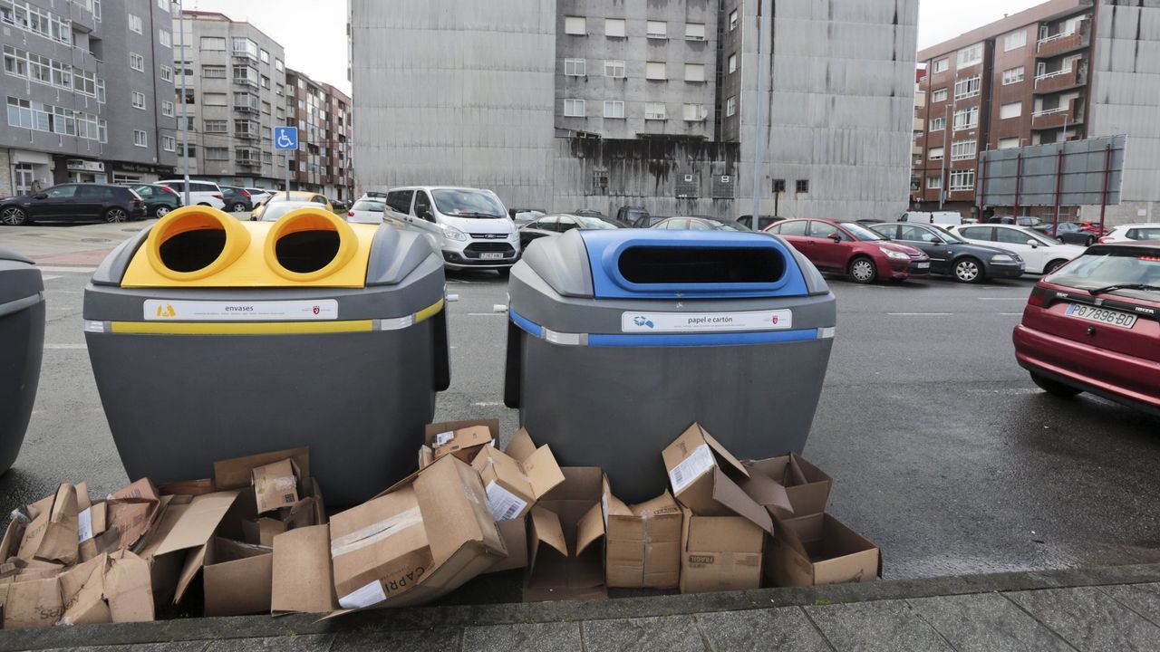 Un vilagarciano se arriesga a 900 euros de multa por tirar la basura fuera del contenedor