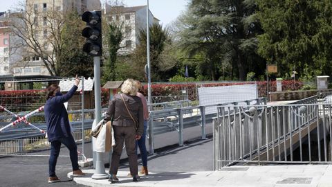 La pasarela es de un nico sentido, por lo que cuenta con un semforo a ambos lados para controlar el trfico