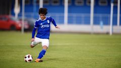 Javi Mier golpea un bal�n en un partido con el Vetusta