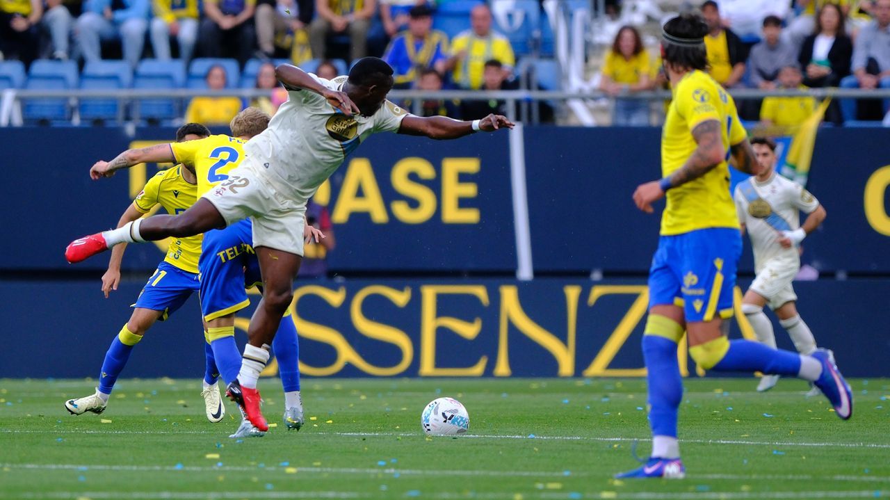 El Deportivo duerme en puestos de ascenso directo a Primera División tras su triunfo en Cádiz