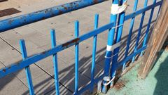 Estado de las vallas en el parque infantil de Bardales