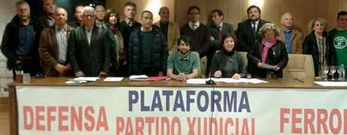<span lang= es-es >Apoyos en los concellos</span>. Las corporaciones de la comarca llevar�n a pleno el manifiesto que se aprob� ayer. Ferrol, Fene, Neda y San Sadurni�o ya lo han respaldado.