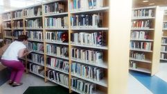 Una usuaria de la biblioteca Bances Candamo buscando un ejemplar.