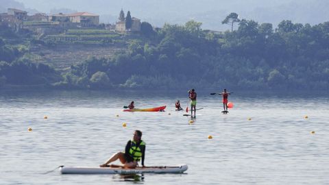 Deportes nuticos en el parque fluvial en Castrelo de Mio, en Ourense.