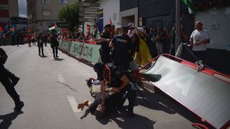 Cargas policiales al paso de la Vuelta por Monforte