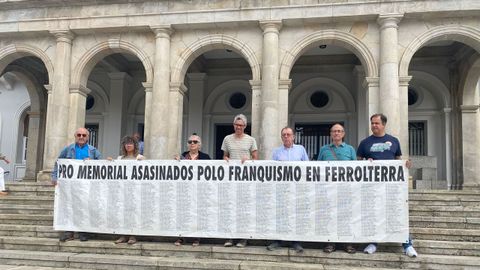 A Comisin Pro Memorial s Vtimas do Franquismo concentrouse cunha pancarta cos nomes dos asasinados ante o Concello de Ferrol