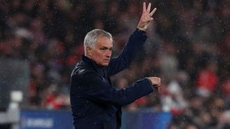 Mourinho ordena a sus jugadores en el duelo de la fase de liga que enfrent� al Benfica con el Real Madrid.