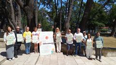 Santa Margarita.El Concejal Gonzalo Castro y los organizadores de la Romería posan junto al cartel en el parque de Santa Margarita.