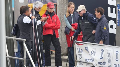 La infanta Elena e Irene Urdangarín, con el rey emérito, el sábado en Sanxenxo