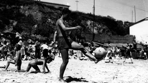 Un jovencsimo Luis Surez juega con un baln en la playa de San Amaro.