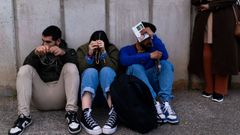 Personas rezando a la entrada del hospital donde estaba ingresada Noelia Castillo.