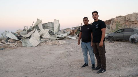 Tamer Galih, de 23 aos, y su to Yahya, en Cisjordania.