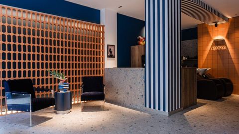 Así luce la sala de espera de la barbería Crooner, en Oviedo