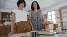Xela (izquierda) y Lara, en su taller, con algunas de sus creaciones