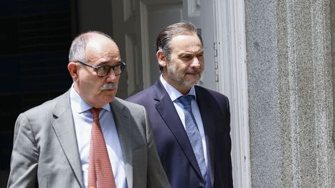 El hasta ahora abogado José Luis Ábalos, José Aníbal Álvarez, junto al exministro de Transportes, a su llegada al Tribunal Supremo.