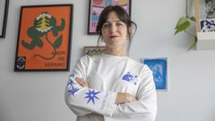 La ilustradora argentina afincada en Santiago Agustina Shuan con una de las prendas de su colecci�n para Zara