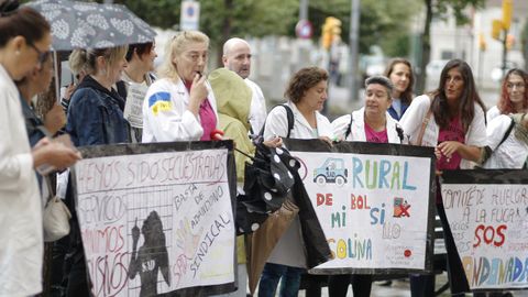 Concentraci�n de trabajadoras de ayuda a domicilio ante la sede de Servicios Sociales en Gij�n