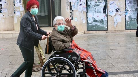 Gente mayor por las calles de Vigo
