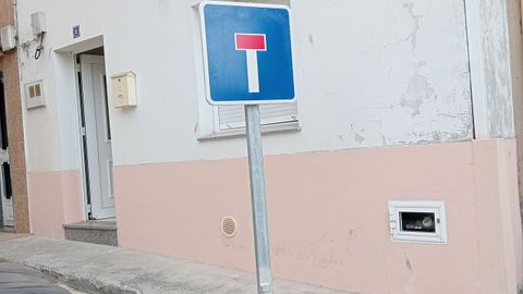 Imagen de la pol�mica se�al instalada en el casco urbano de Laxe.