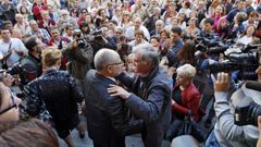 Francisco Rodrguez, rodeado de una multitud de ciudadanos tras anunciar que presentaba su dimisin como alcalde de Ourense tras haber sido detenido en la Operacin Pokmon