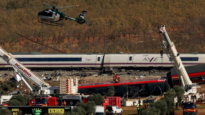 Un helic�ptero de la Guardia Civil sobrevuela el lugar del choque de un tren AVE con un Iryo, en Toledo.