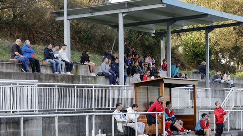 El banquillo y la pequeña zona de grada cubierta de Boavista.