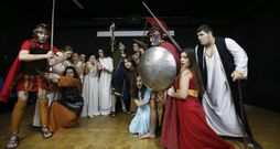 Miembros de la compa��a de teatro Noite Bohemia del instituto Zalaeta posan para La Voz antes del Memorial Bescansa. 