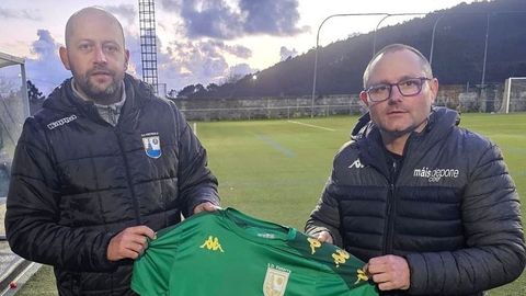 Fran, el nuevo t�cnico, con el presidente del Fisterra, Sergio Insua