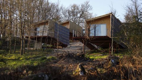 El uso de madera para la construcci�n de las caba�as ha permitido que pasen casi desapercibidas al mimetizarse con el paisaje