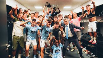 Los jugadores del Celta Fortuna, celebrando un triunfo en el vestuario de Bala�dos.