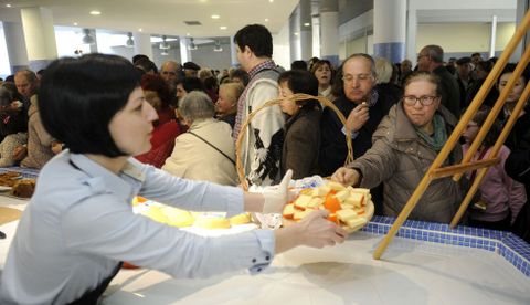 Numerosos vecinos acudieron al acto inaugural, que incluy� degustaci�n de productos locales. 