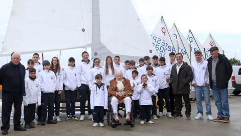 Ramiro Carregal estuvo arropado por integrantes de la escuela de vela de Ribeira y miembros del N�utico, entre los que estaba su presidente, Jos� Luis Torres Colomer.