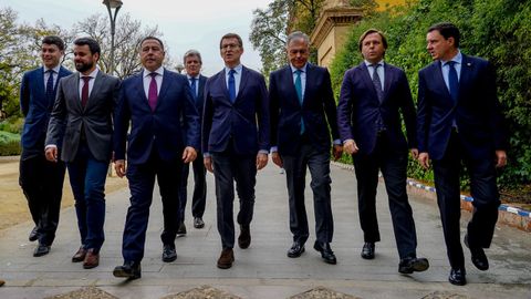 Feijoo con la c�pula del PP en Sevilla 