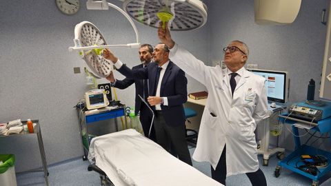 Una visita del anterior conselleiro de Sanidade al �rea de maxilofacial, antes de que empezase a funcionar