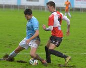 Andr�s Bouza trata de salvar la presi�n de un jugador del Arousa. 