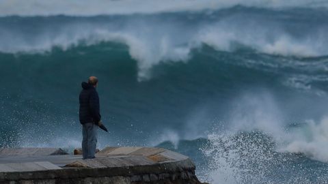 Temporal en el mar en la zona de las Esclavas, en Riazor, durante la borrasca Domingos