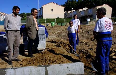 Ux�o Gonz�lez (izquierda) en su etapa de          concejal con operarios municipales.