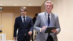 El conselleiro de Facenda, Miguel Corgos, y el presidente de la Xunta, Alfonso Rueda, camino de la presentación de los presupuestos de Galicia para el 2026.