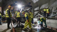 Los trabajos para instalar la v�a en placa se realizan con los obreros muy cerca unos de otros