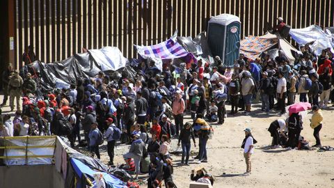 Inmigrantes se concentran en la frontera de San Diego.