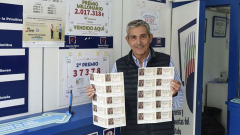 Gustavo Pousa posa con varios d�cimos de la loter�a de Navidad en su local de Silleda.