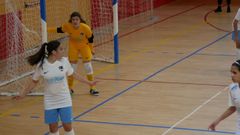 Lola Mu�oz, defendiendo la porter�a de la selecci�n gallega Infantil