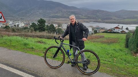 Xoaqu�n P�rez aproveita a s�a recente xubilaci�n para sa�r coa bicicleta.