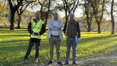 El concejal Manuel Faria, en el centro, anunci el comienzo de las obras de restauracin de la carballeira de Caldas